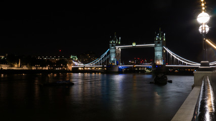 Fototapeta na wymiar Ponte de Londres a noite