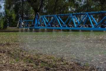 Ukraine, the tractor makes fertilizer