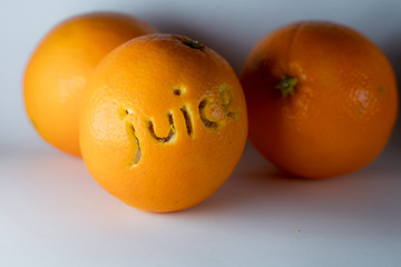 juice in die Schale frischer Orangen geschnitzt