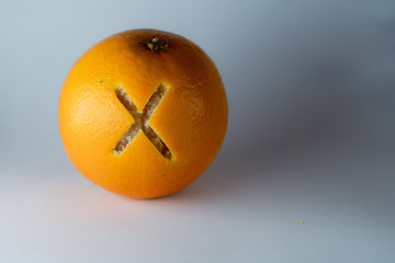 Buchstabe x einer Schriftart in die Schale frischer Orangen geschnitzt