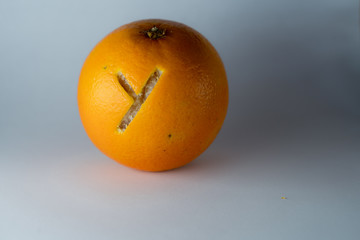 Buchstabe y einer Schriftart in die Schale frischer Orangen geschnitzt