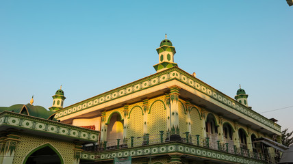 Naklejka premium Mosque with beautiful shapes with blue sky