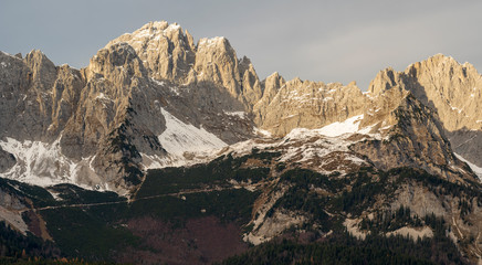 Wilder Kaiser Panorama mit ersten Schnee im November am Spätnachmittag