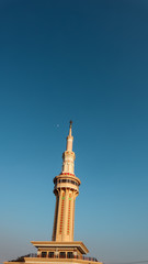 Fototapeta na wymiar Mosque with beautiful shapes with blue sky