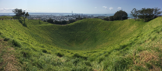 Krater auf Mount Eden, Auckland, Neuseeland © curtbauer