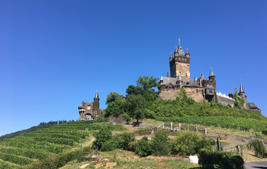 Reichsburg Cochem bei strahlend blauem Himmel