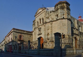 Fototapeta na wymiar Templo de La Compañia en centro de Oaxaca.
