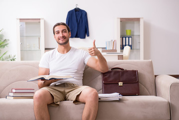 Obraz premium Young male student preparing for exams at home