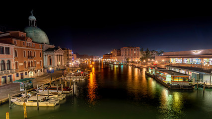 Venise et ses canaux. Le grand canal et la gare de Venise de nuit.