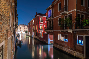 Fototapeta na wymiar Vue des rues du centre historique de Venise et de ses canaux.