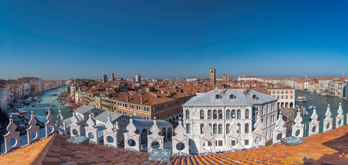 Fototapeta na wymiar Vue panoramique de Venise et de ses canaux.