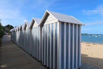 Cabines de plage à rayures bleues et blanches à Carantec, en Bretagne (France)