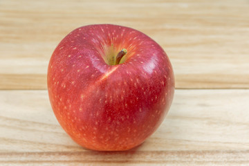 木の板と赤い林檎