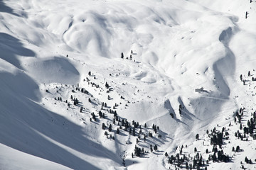 Blick von der Axamer Lizum in Tirol auf die schneebedeckten Berge und Gipfel. Neuschnee im Winter. Lawinen Schneedecke
