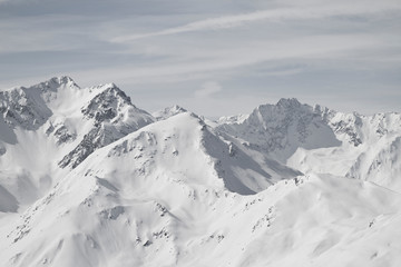Fototapeta na wymiar Blick von der Axamer Lizum in Tirol auf die schneebedeckten Berge und Gipfel. Neuschnee im Winter. Powder Backcountry