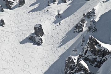 Ski Touren Geher in der Axamer Lizum in Tirol mit Spuren und schneebedeckten Bergen zum Gipfel. Neuschnee im Winter. Felsiger Hang