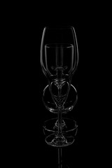 Empty clean glass glasses stand in a row against a black background.