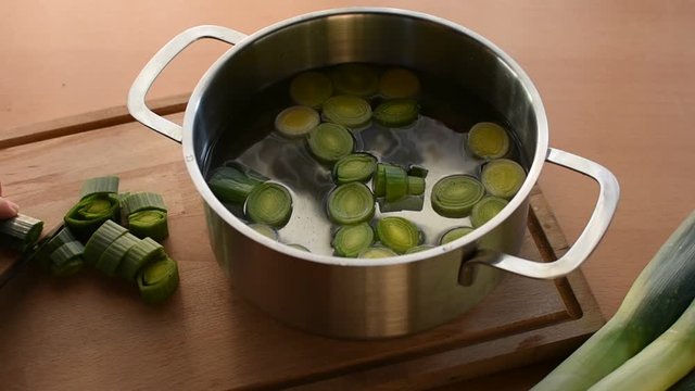 Lauch wird in Scheiben geschnitten und in einen Kochtopf getan