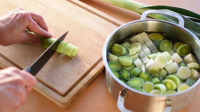 Porree wird in Scheiben geschnitten