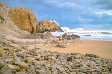 Temporal en playa de Cerrias, Liencres