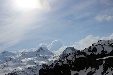 Obraz premium Snowy mountains under the sun
