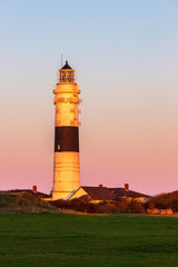 Leuchtturm Rotes Kliff zur goldenen Stunde