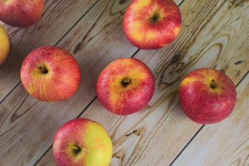 Manzanas en tablas de madera