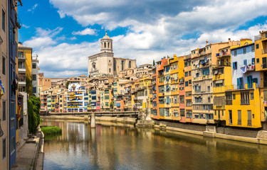 Obraz na płótnie Canvas Colorful houses and Eiffel bridge in Girona