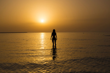 Fototapeta premium UAE. Woman sea, sunset