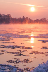 Fototapeta na wymiar cold sunrise in Dresden with ice floes on the river