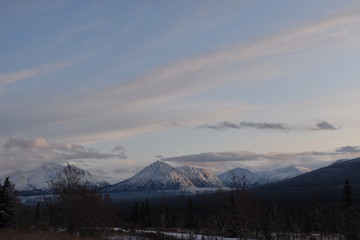 atardecer frente a montaña nevada