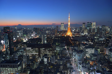 Fototapeta premium Tokio w nocy z Hamamatsucho, Minato-ku, Tokio