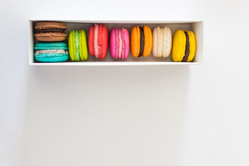 macarons franceses de colores en caja de carton blanca