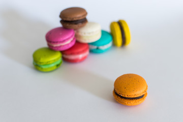 macarons franceses de colores aislados en fondo infinito gris con iluminacion suave