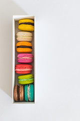 macarons franceses de colores en caja de carton blanca