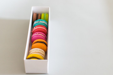 macarons franceses de colores en caja de carton blanca