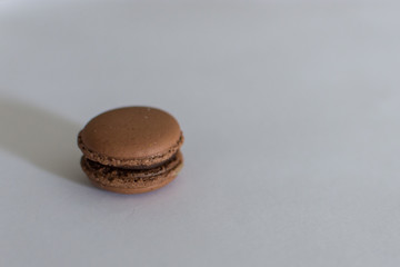 macarons franceses de colores sobre fondo infinito gris con luz suave