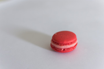 macarons franceses de colores sobre fondo infinito gris con luz suave