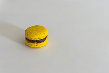 macarons franceses de colores sobre fondo infinito gris con luz suave