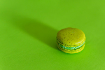 macarons frances verde con fondo verde