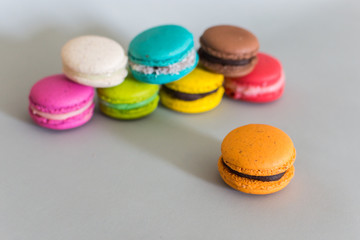 Fototapeta na wymiar macarons franceses de colores sobre fondo infinito gris con luz suave