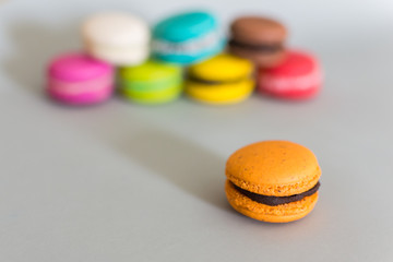 macarons franceses de colores sobre fondo infinito gris con luz suave
