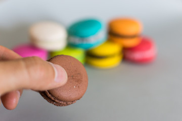 macarons franceses de colores varios sobre fondo blanco