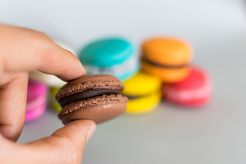 macarons franceses de colores varios sobre fondo blanco