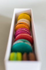 macarons franceses de colores varios en caja de carton blanco