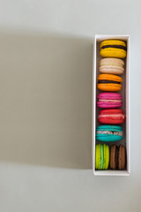 macarons franceses de colores varios en caja de carton blanco