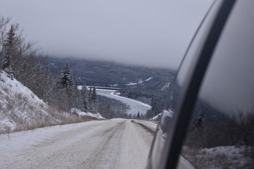 carretera en invierno entre bosque nevado