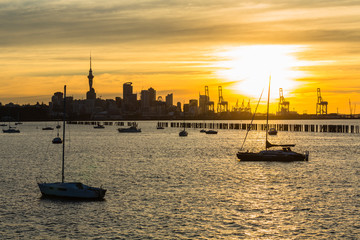 Fototapeta na wymiar ニュージーランド　オークランドのオカフ・ベイから見えるオークランド港とスカイタワーと夕焼け空
