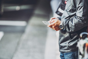 スマホを持つ男性