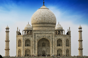 Fototapeta na wymiar The icon of India and the symbol of love Taj Mahal, India.